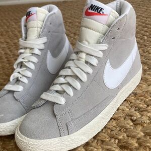 Nike DA4672 Blazer Mid Sneaker. Grey Suede. Size 4 Youth